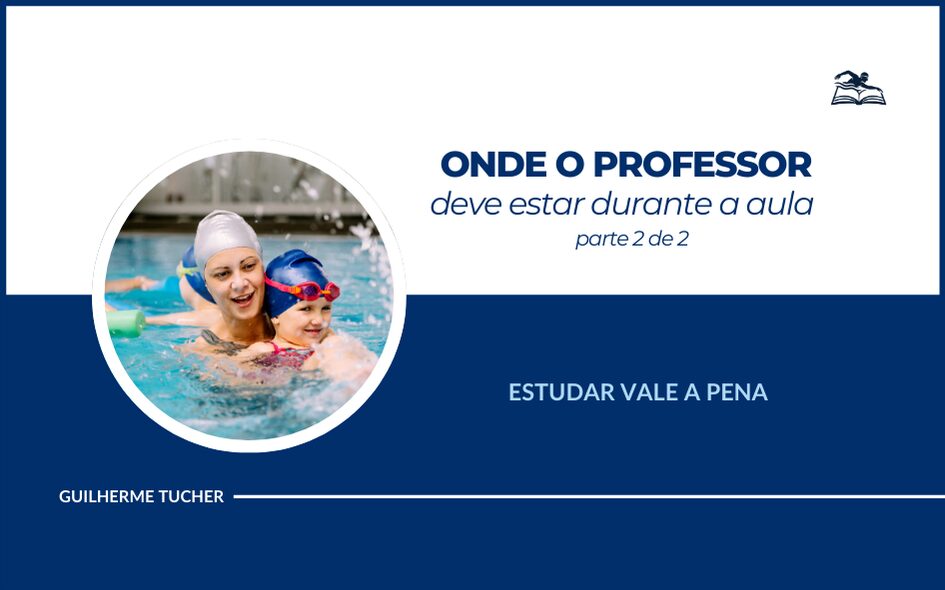 professor dentro da piscina para ministrar a aula