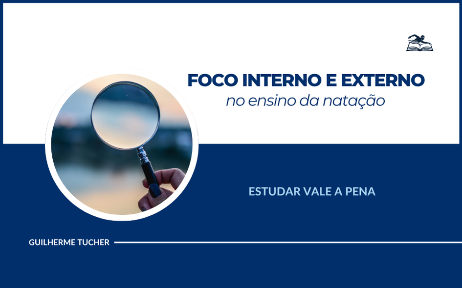 Professor de natação indicando foco externo a nadador durante treino técnico na piscina