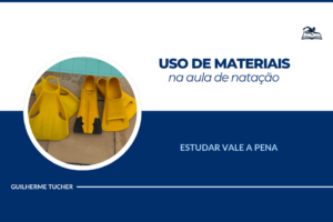 Professor de natação utilizando materiais didáticos com alunos na piscina